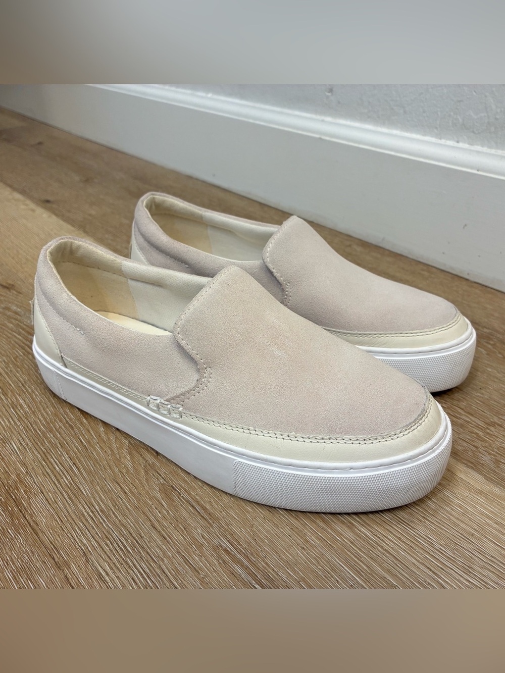 UGG Zilo Slip-On Sneakers In A Light Cream or Ivory Suede Women’s US 7.5 EU 38.5
